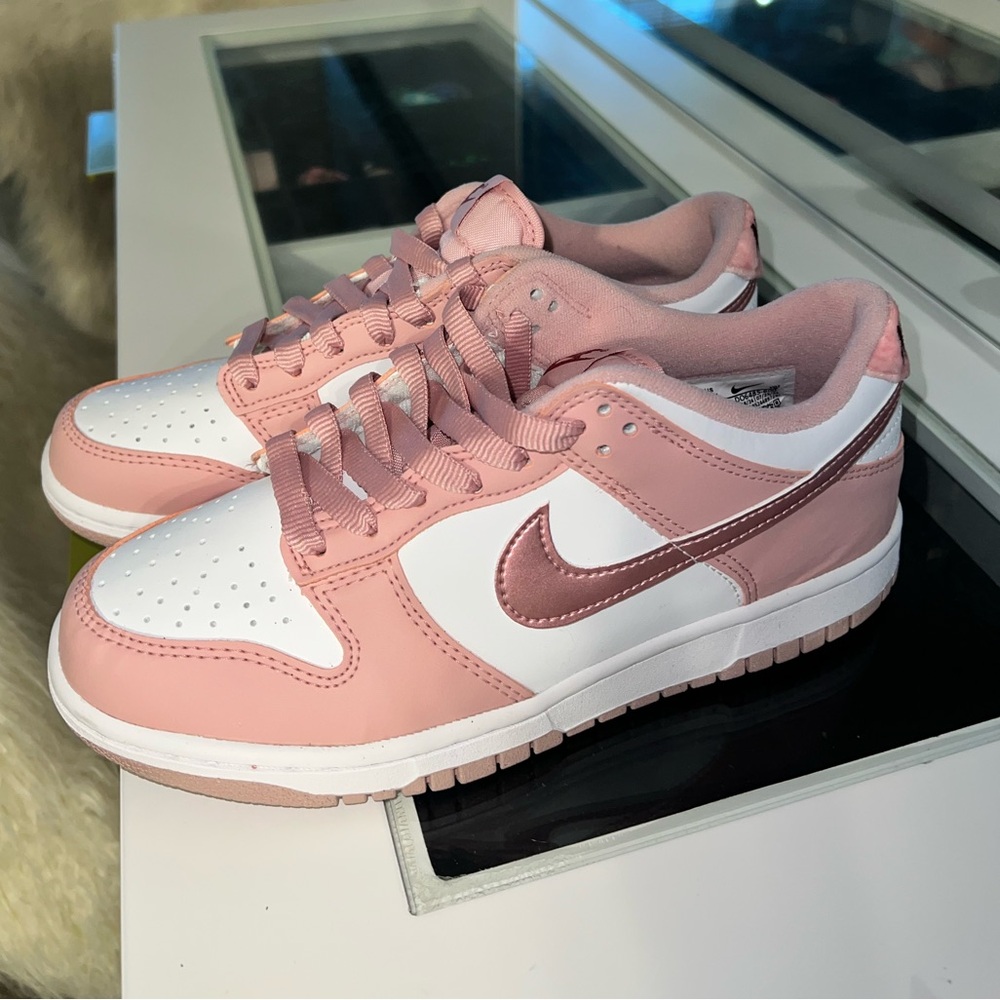 Nike Dunks Woman’s Size 7 kids 5.5Y